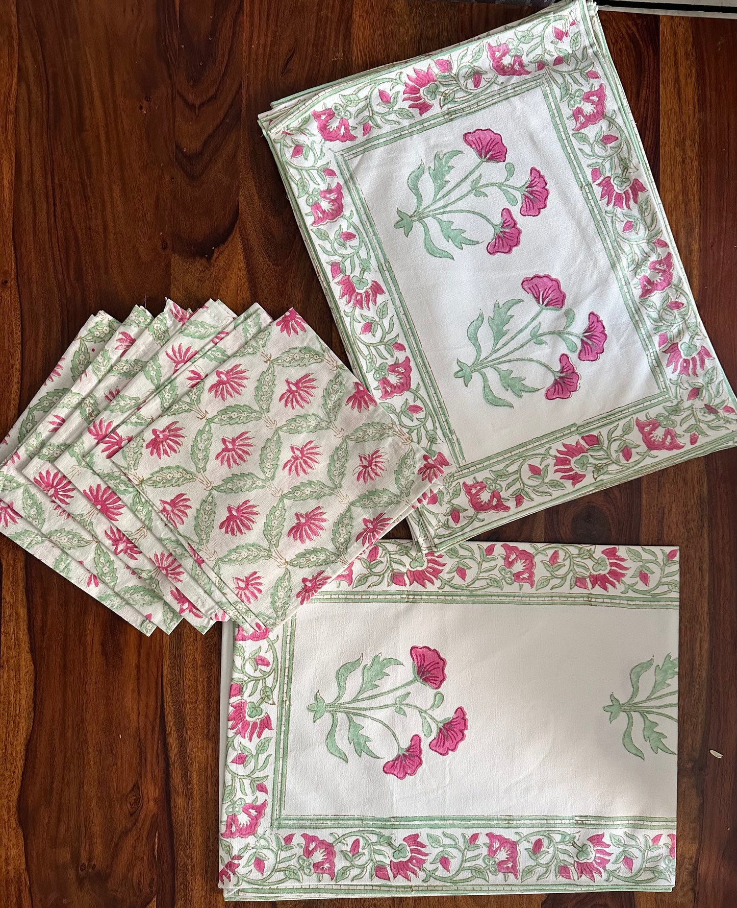 Gulabi Mat Runner Napkin Set