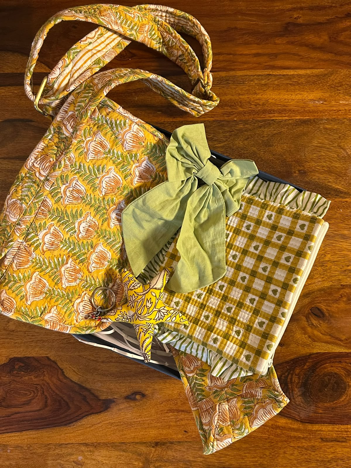 Sunehri Gift Hamper